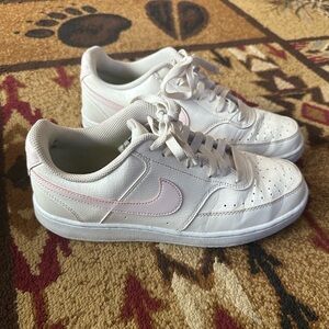 WOMEN'S NIKE COURT VISION LOW
Pink & Cream color